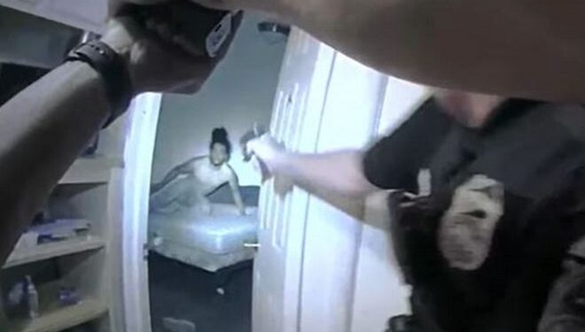 Alldaynews.gr ΗΠΑ: Αστυνομικοί ζήτησαν από 20χρονο να μείνει στο κρεβάτι του, άνοιξαν την πόρτα και τον σκότωσαν (video)