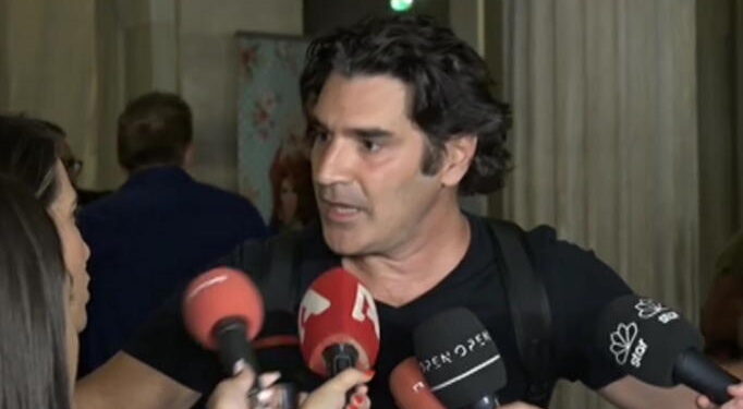 “Πάγωσε” ο Παπακαλιάτης-Μαθαίνει μπροστά στις κάμερες ότι πέθανε ο Κώστας Καζάκος(video)