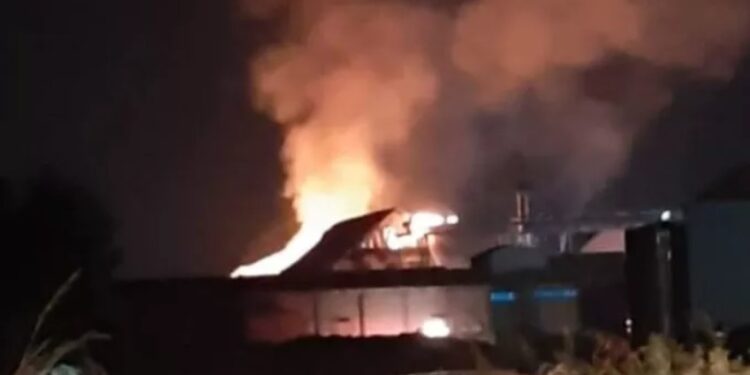 Συναγερμός στην Εύβοια: Μεγάλη φωτιά σε αποθήκη στην εταιρία ΣΟΓΙΑ ΕΛΛΑΣ (φωτο, video)