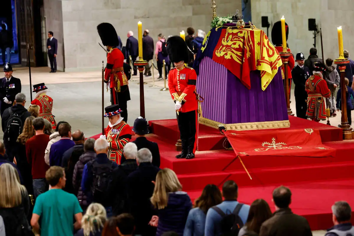 Κηδεία βασίλισσας Ελισάβετ: Τελευταίος αποχαιρετισμός – Σε παγκόσμια μετάδοση όλη η τελετή, ενταφιασμός χωρίς κάμερες(Live)