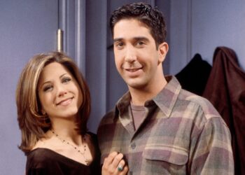 Τρολάρισμα με άρωμα “Τα Φιλαράκια”: Η Τζένιφερ Άνιστον ποζάρει γυμνή στο ντουζ και ο Ντέιβιντ Σουίμερ απαντάει (φωτο)