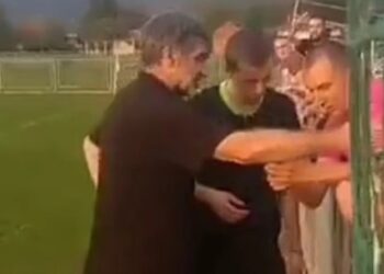 VAR: Οπαδός έδειξε στον διαιτητή με το κινητό του τη φάση και άλλαξε την απόφαση!