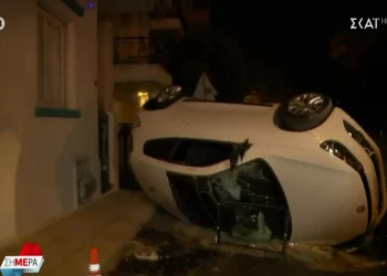 Θεσσαλονίκη: Όχημα έπεσε σε κολόνα, μετά σε σταθμευμένα οχήματα και ντελαπάρισε