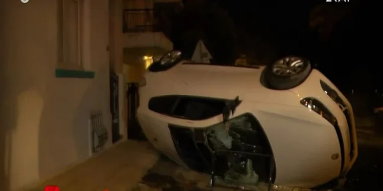 Alldaynews.gr Θεσσαλονίκη: Όχημα έπεσε σε κολόνα, μετά σε σταθμευμένα οχήματα και ντελαπάρισε