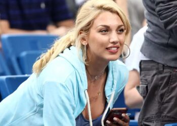 Alldaynews.gr Σπυροπούλου: Ποζάρει με φουσκωμένη κοιλίτσα και στενό φόρεμα