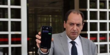 Alldaynews.gr Ο Σπίρτζης έδειξε τα SMS που του έστειλαν για να παρακολουθήσουν το κινητό του