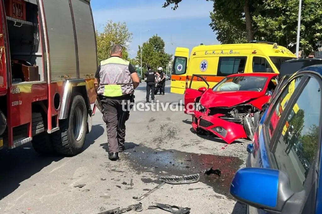 Θεσσαλονίκη: Σφοδρή σύγκρουση δυο αυτοκίνητων στην παραλιακή – Ένας τραυματίας στο νοσοκομείο (φωτο, video)