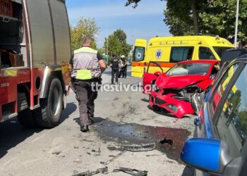 Θεσσαλονίκη: Σφοδρή σύγκρουση δυο αυτοκίνητων στην παραλιακή – Ένας τραυματίας στο νοσοκομείο (φωτο, video)
