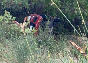 Οικογένεια έπεσε με το ΙΧ από γκρεμό και σώθηκε χάρη σε ένα δέντρο (φωτο, video)