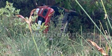 Alldaynews.gr Οικογένεια έπεσε με το ΙΧ από γκρεμό και σώθηκε χάρη σε ένα δέντρο (φωτο, video)