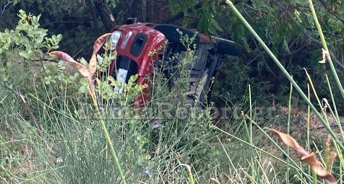 Alldaynews.gr Οικογένεια έπεσε με το ΙΧ από γκρεμό και σώθηκε χάρη σε ένα δέντρο (φωτο, video)