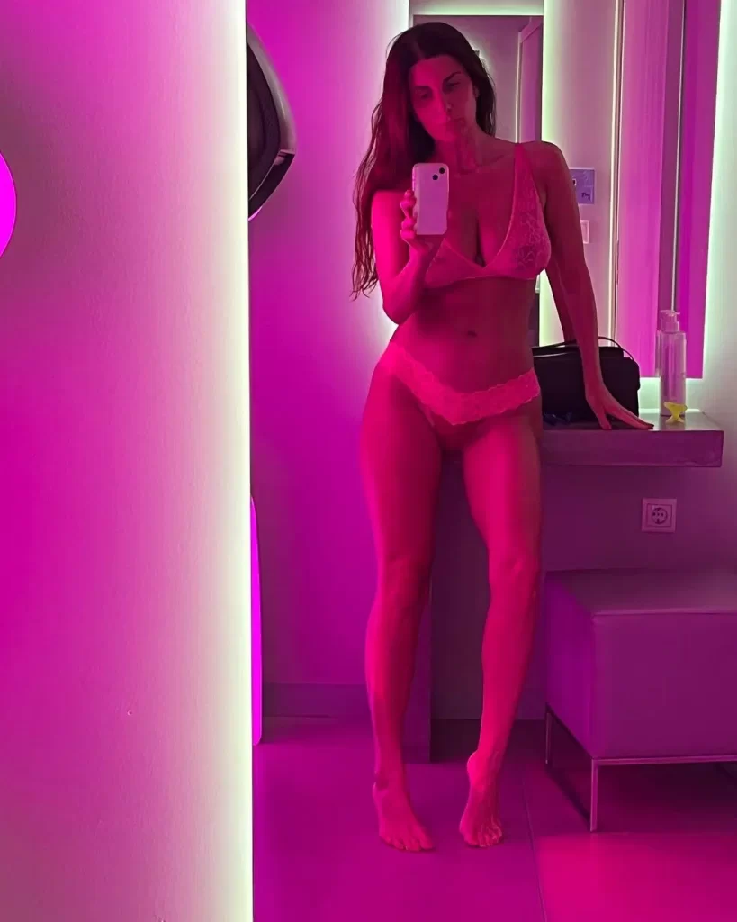 Όλγα Φουντέα: H selfie φωτογραφία στο μπάνιο με διάφανα ροζ εσώpoυχα