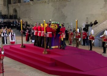Λιποθύμησε η ξαδέλφη της βασίλισσας Ελισάβετ μόλις μπήκε το φέρετρο[photos]