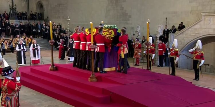 Λιποθύμησε η ξαδέλφη της βασίλισσας Ελισάβετ μόλις μπήκε το φέρετρο[photos]