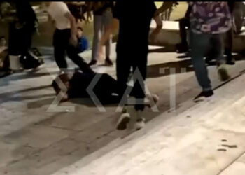 Βίντεο σοκ από άγριο ξυλοδαρμό νεαρού: Χαλαροί πήγαν οι 3 αστυνομικοί (video)