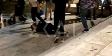 Βίντεο σοκ από άγριο ξυλοδαρμό νεαρού: Χαλαροί πήγαν οι 3 αστυνομικοί (video)