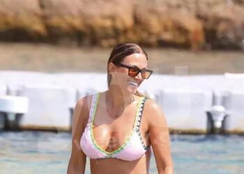 Κορμάρα στα 52 της – Αποκλειστικές φωτογραφίες της Έλλης Κοκκίνου με πολύχρωμο μπικίνι στην Μύκονο