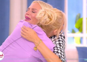 Η Έλενα Χριστοπούλου κατέρρευσε με λυγμούς στον αέρα του ΣΚΑΪ – Πέρασαν σε διαφημίσεις