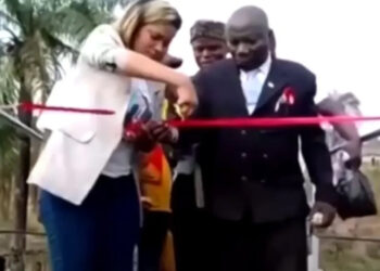 Γέφυρα καταρρέει την ώρα που κόβουν… την κορδέλα των εγκαινίων! (video)