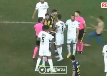 Σοκαριστικές εικόνες στην Τουρκία: Οπαδός κλώτσησε παίκτη της Μπεσίκτας! (video)