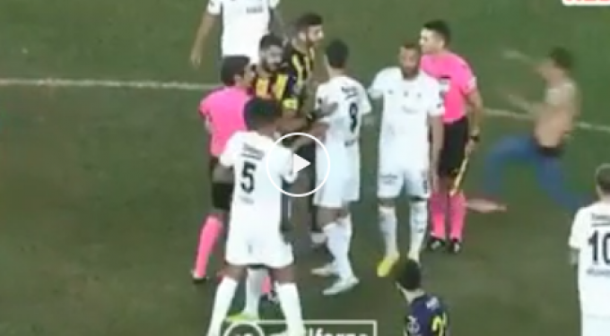 Σοκαριστικές εικόνες στην Τουρκία: Οπαδός κλώτσησε παίκτη της Μπεσίκτας! (video)