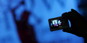 «Έκανα απόπειρα αυτοκτονίας – Με κοιτούσαν και γελούσαν» λέει θύμα του revenge porn