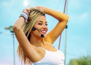 Στα 37 της εντυπωσιάζει: Η ξανθιά καλλονή από τους Mazoo & the Zoo είναι σήμερα μαμά (φωτο)