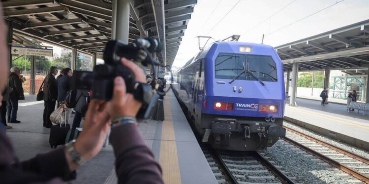 Alldaynews.gr Λάρισα: Μαρτυρικό ταξίδι για στρατιώτη με τρένο – Πήρε τηλέφωνο ο ίδιος για να σπεύσει ασθενοφόρο