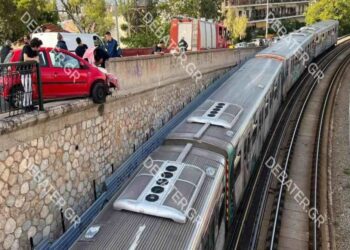 ΣΥΜΒΑΙΝΕΙ ΤΩΡΑ -Τρόμος στον Ηλεκτρικό: Αυτοκίνητο έπεσε στα κάγκελα και κρέμεται στον αέρα (video)