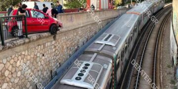 Alldaynews.gr ΣΥΜΒΑΙΝΕΙ ΤΩΡΑ -Τρόμος στον Ηλεκτρικό: Αυτοκίνητο έπεσε στα κάγκελα και κρέμεται στον αέρα (video)