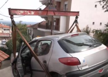 Βέροια: Αυτοκίνητο προσγειώθηκε σε κουζίνα σπιτιού – Δύο γυναίκες πετάχτηκαν από το σπίτι (φωτο, video)