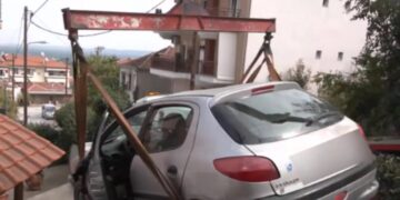 Βέροια: Αυτοκίνητο προσγειώθηκε σε κουζίνα σπιτιού – Δύο γυναίκες πετάχτηκαν από το σπίτι (φωτο, video)