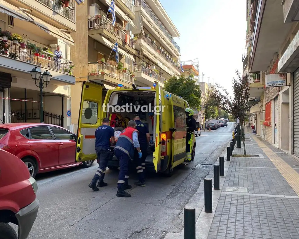Θεσσαλονίκη: 24χρονη πήδηξε στο κενό από μπαλκόνι δευτέρου ορόφου (φωτο)