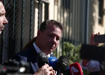 Alldaynews.gr Προφυλακίστηκε η μητέρα της 12χρονης – Ξέσπασαν σε κλάματα κόρη και γιος φωνάζοντας «Μαμά όχι! Όχι! Σε παρακαλώ»