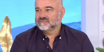 Ποινική δίωξη για βιασμό κατά του πρώην σκηνοθέτη του «Σασμού» Κώστα Κωστόπουλου – Τι λέει ο δικηγόρος του