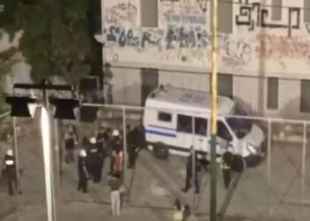 Νέα καταγγελία για αστυνομική βία: Ξυλοκόπησαν πατέρα μπροστά στις κόρες του στον Λόφο του Στρέφη (video)