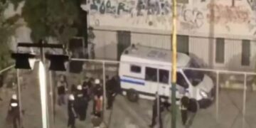 Alldaynews.gr Νέα καταγγελία για αστυνομική βία: Ξυλοκόπησαν πατέρα μπροστά στις κόρες του στον Λόφο του Στρέφη (video)