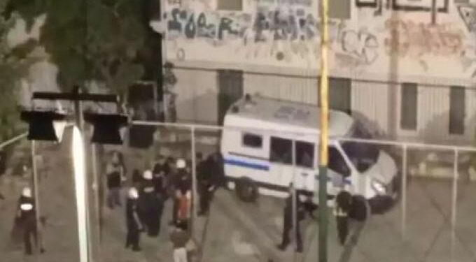 Alldaynews.gr Νέα καταγγελία για αστυνομική βία: Ξυλοκόπησαν πατέρα μπροστά στις κόρες του στον Λόφο του Στρέφη (video)