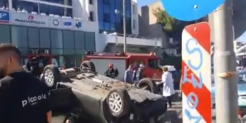 Alldaynews.gr Σοβαρό τροχαίο με αναποδογυρισμένο ΙΧ και εγκλωβισμένο επιβάτη στο ύψος της ΕΡΤ – Κλειστή η Μεσογείων (pics)