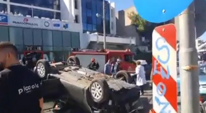 Alldaynews.gr Σοβαρό τροχαίο με αναποδογυρισμένο ΙΧ και εγκλωβισμένο επιβάτη στο ύψος της ΕΡΤ – Κλειστή η Μεσογείων (pics)