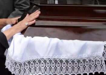 Καρδίτσα: Σπαρακτικά δάκρυα στην κηδεία του 12χρονου που αυτοκτόνησε – Ράγισαν καρδιές οι συμμαθητές του