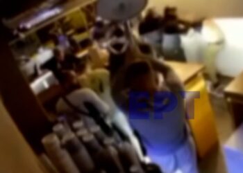 Άγρια συμπλοκή οπαδών σε καφετέρια στο κέντρο της Αθήνας – Δείτε το βίντεο ντοκουμέντο