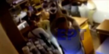 Alldaynews.gr Άγρια συμπλοκή οπαδών σε καφετέρια στο κέντρο της Αθήνας – Δείτε το βίντεο ντοκουμέντο