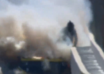 Video που κόβει την ανάσα: Οδηγός πήδηξε από το παράθυρο φλεγόμενου αγωνιστικού