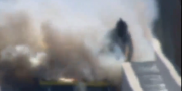 Alldaynews.gr Video που κόβει την ανάσα: Οδηγός πήδηξε από το παράθυρο φλεγόμενου αγωνιστικού