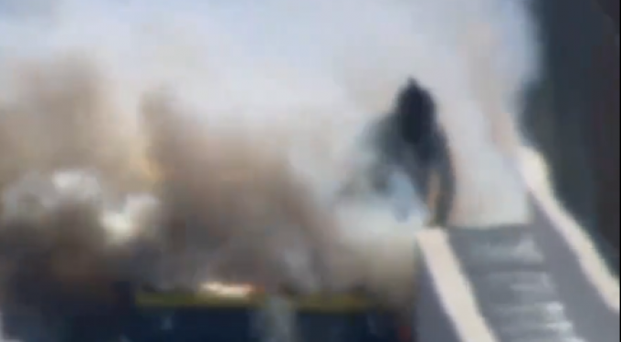 Alldaynews.gr Video που κόβει την ανάσα: Οδηγός πήδηξε από το παράθυρο φλεγόμενου αγωνιστικού