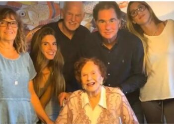 Νίκος Παπανδρέου: Η μητέρα μου και ο Γιώργος μένουν μαζί σε ένα νοικιασμένο διαμέρισμα στο Παλαιό Φάληρο