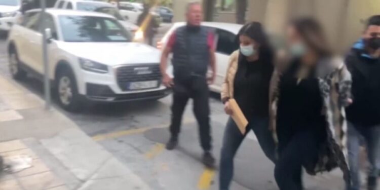 Alldaynews.gr Κρήτη: Στην ανακρίτρια η 38χρονη που έριξε το καυστικό υγρό στον σύζυγό της – Ζήτησε προθεσμία για να απολογηθεί το Σάββατο