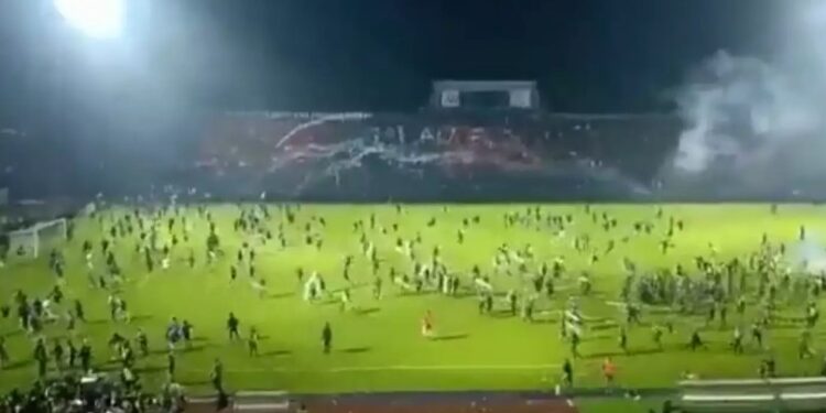 Alldaynews.gr Τραγωδία: Δεκάδες νεκροί και τραυματίες μετά το τέλος ποδοσφαιρικού αγώνα
