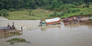 Alldaynews.gr Ινδία: Όχημα με προσκυνητές έπεσε σε λίμνη – Τουλάχιστον 26 νεκροί